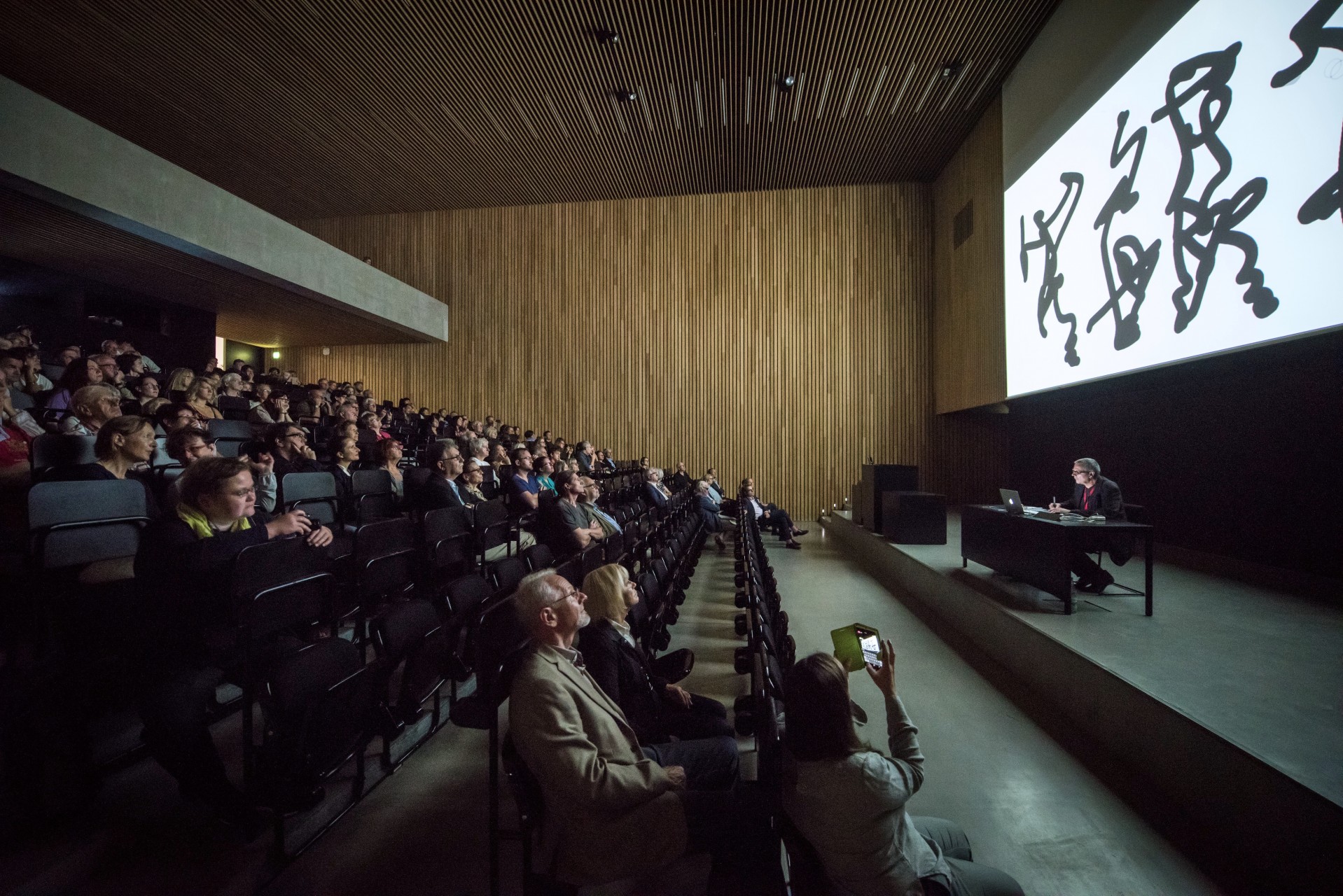Schreib-Performance, Audimax der Bauhaus-Universität, 2017 (Foto: Thomas Müller)
