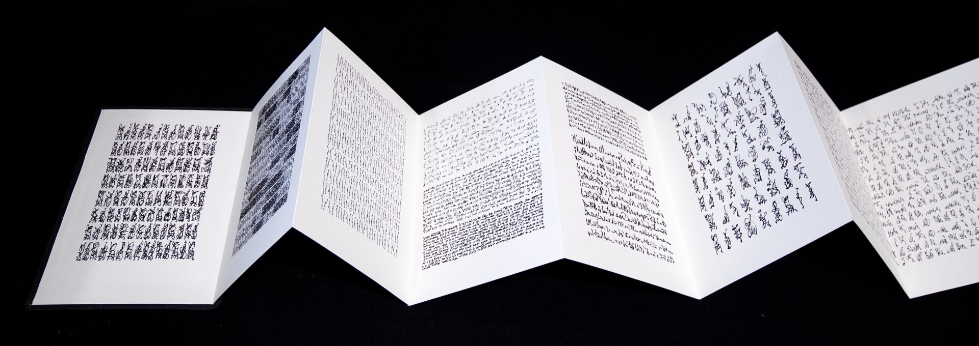 Protokoll I, Leporello beidseitig beschriftet, 18 Seiten je 14,5 x 21 cm, Acryl auf handgeschöpftem Papier, 2022