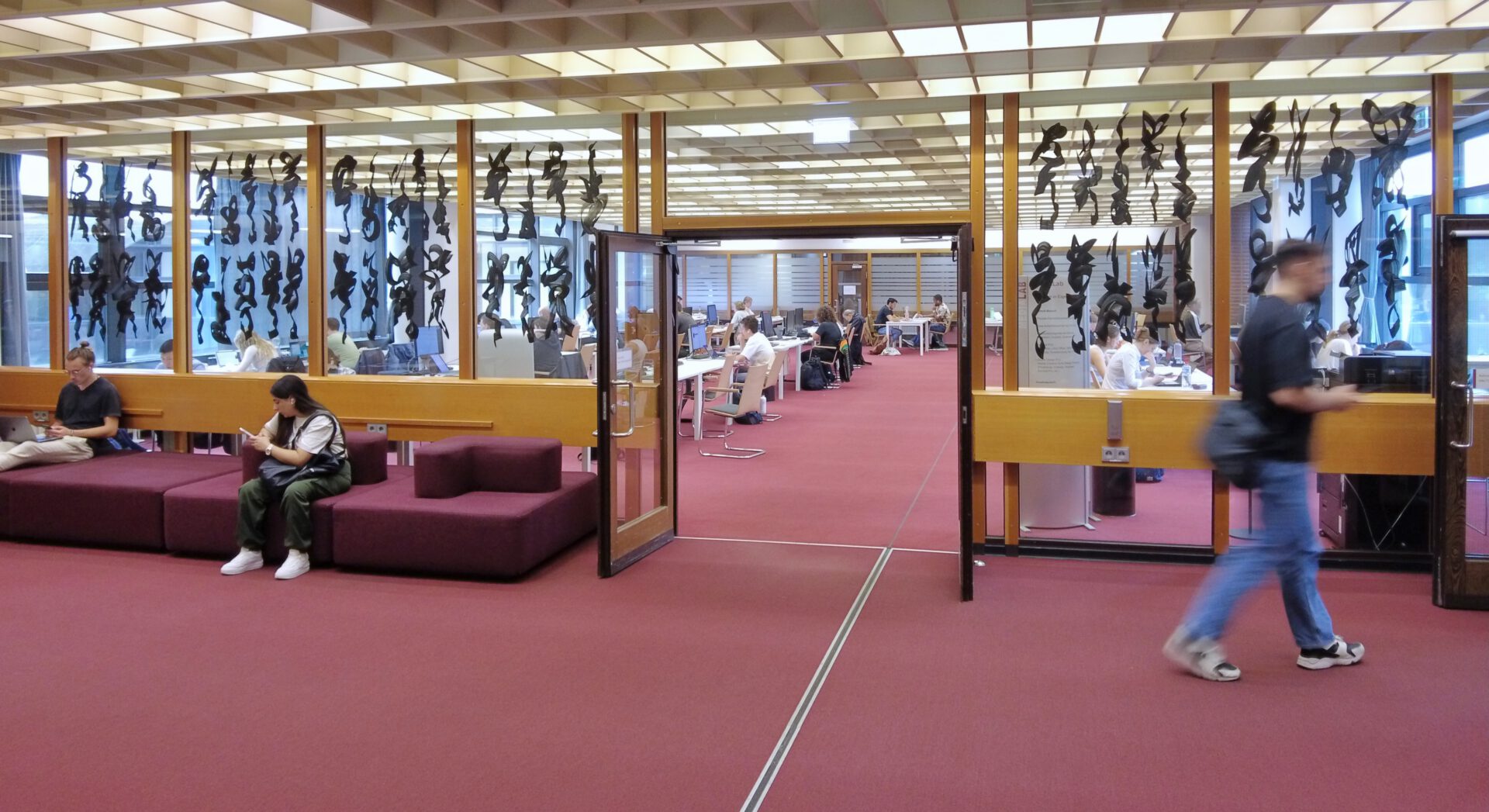 MediaLab der Bibliothek, zweizeiliger Zeichenprozess, Acryl auf Glas