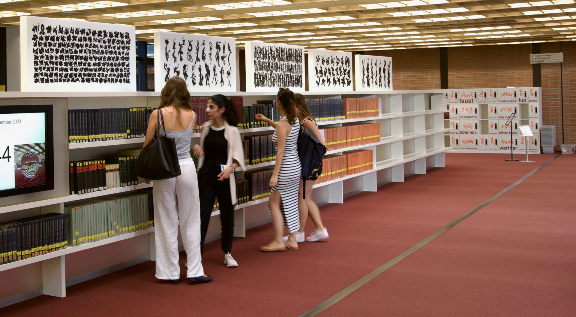 Infozentrum  im 1.OG mit 5 doppelseitig beschrifteten Zeichen-Blöcken, Acryltinte auf Schaumstoff, je 60x120x10 cm, 2023