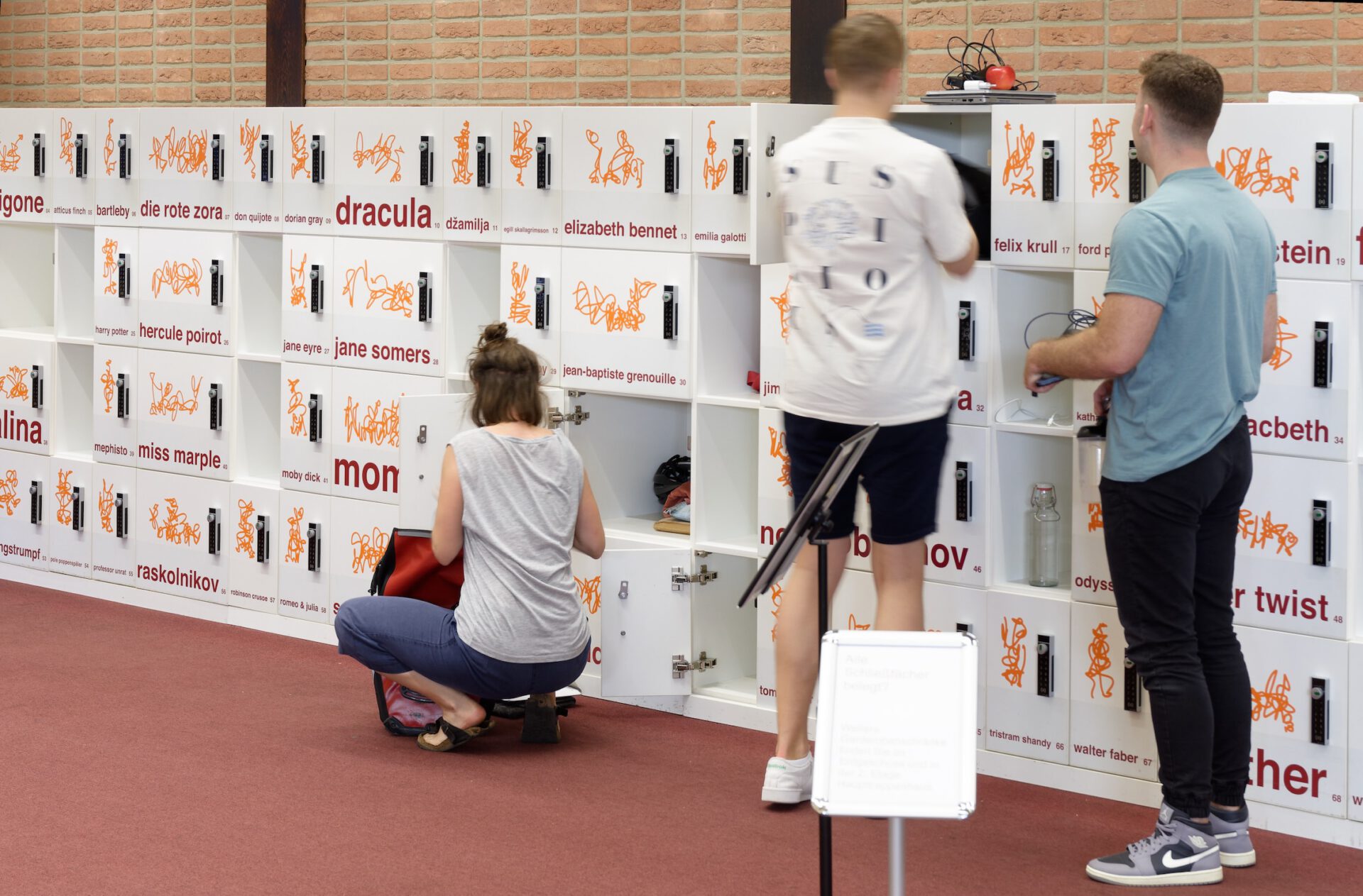 72 Schließfächer mit individueller Zeichen-Markierung