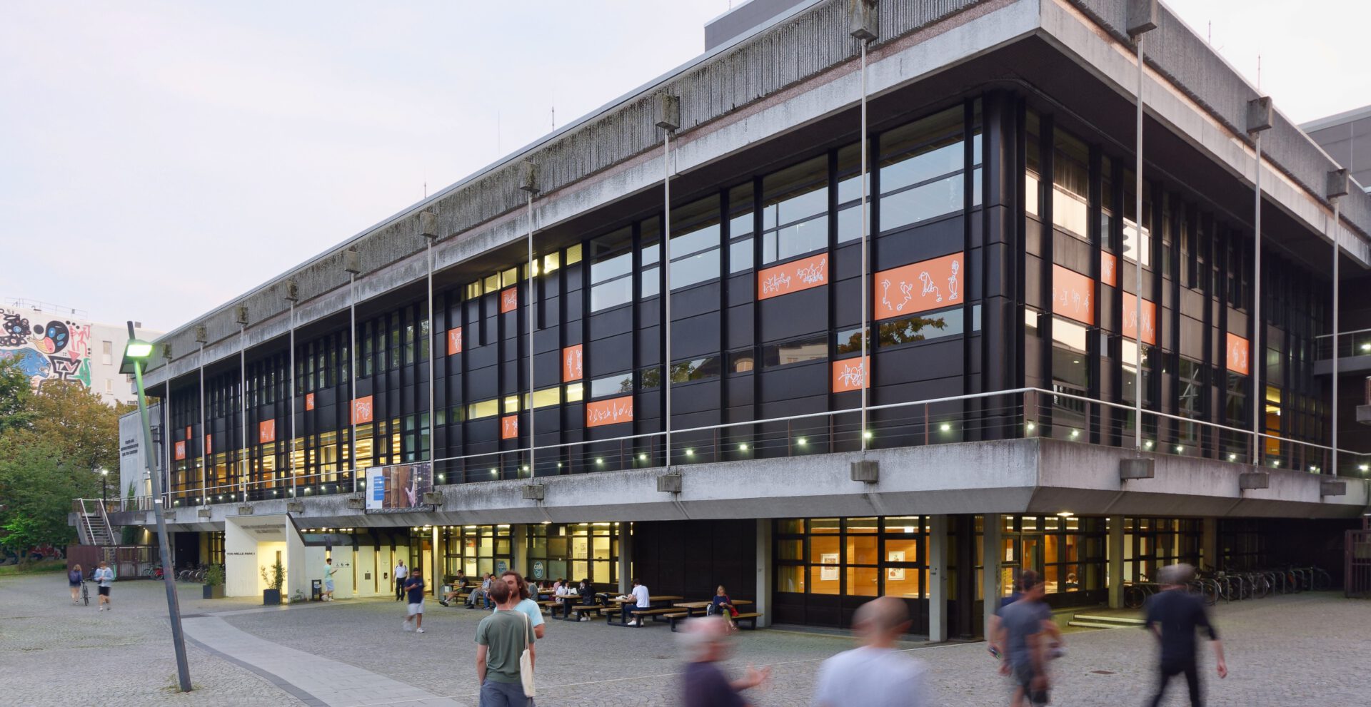 Bibliotheksfassade mit 18 skripturalen Zeichenfeldern