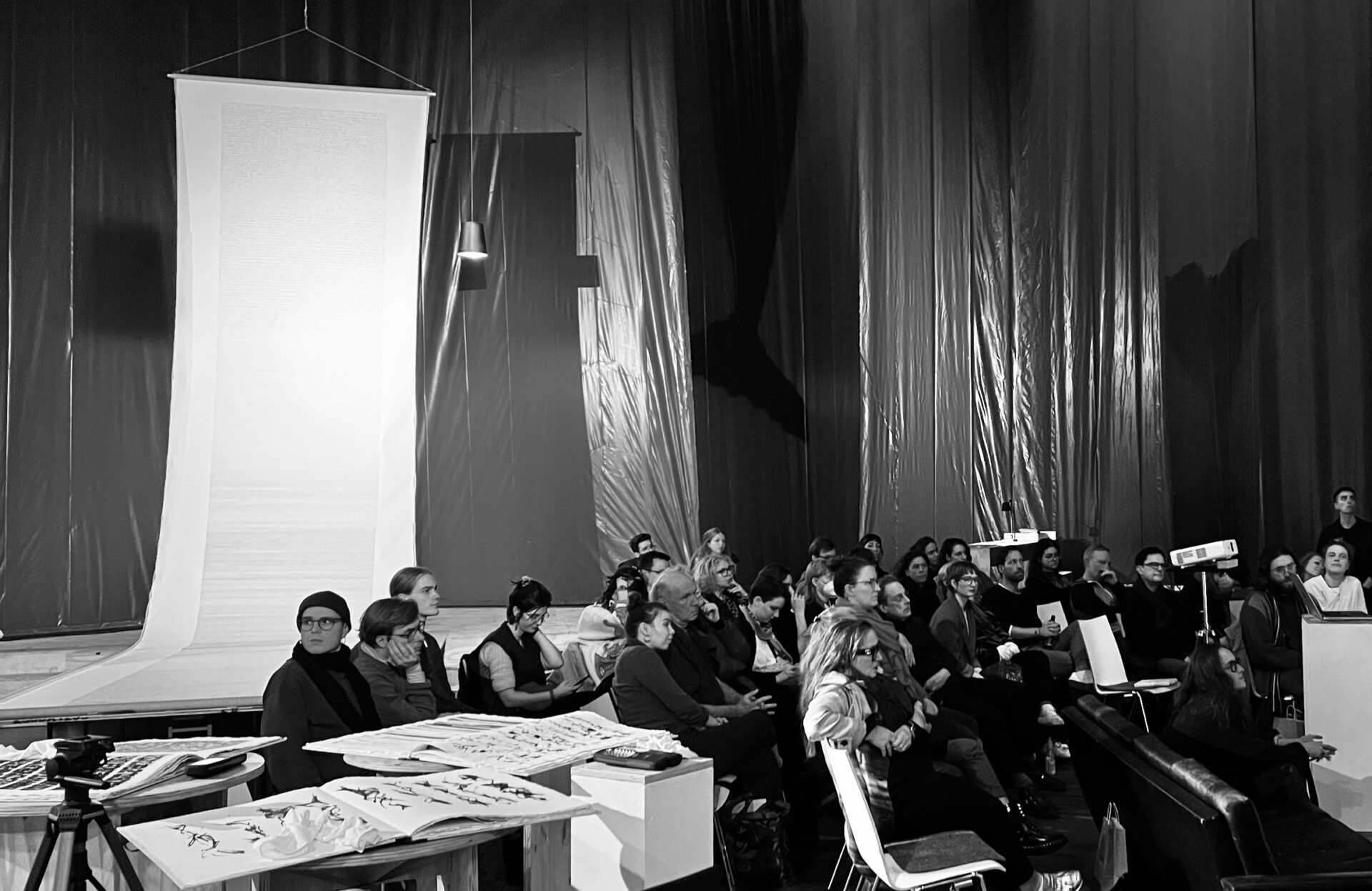 Raumansicht: Installation Leinwandrolle mit 1-jährigem Schreibprozess , im Vordergrund Buchprojekt