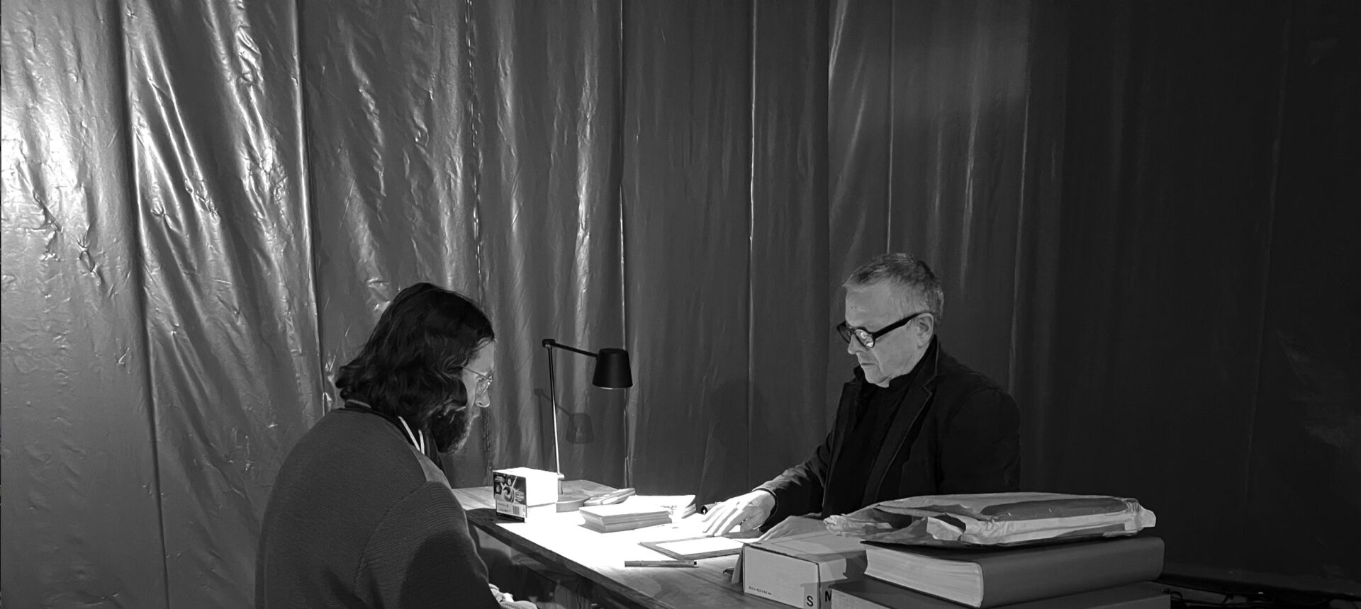 Dialogische Seismogramme, hier Schreibszene Peter Sipos und Axel Malik. Bei der Poetikvorlesung vorgelagerten Schreibperformance entstehen insgesamt 50 kleinformatige Arbeiten, mit Passepartouts und rückseitigem Stempelabdruck