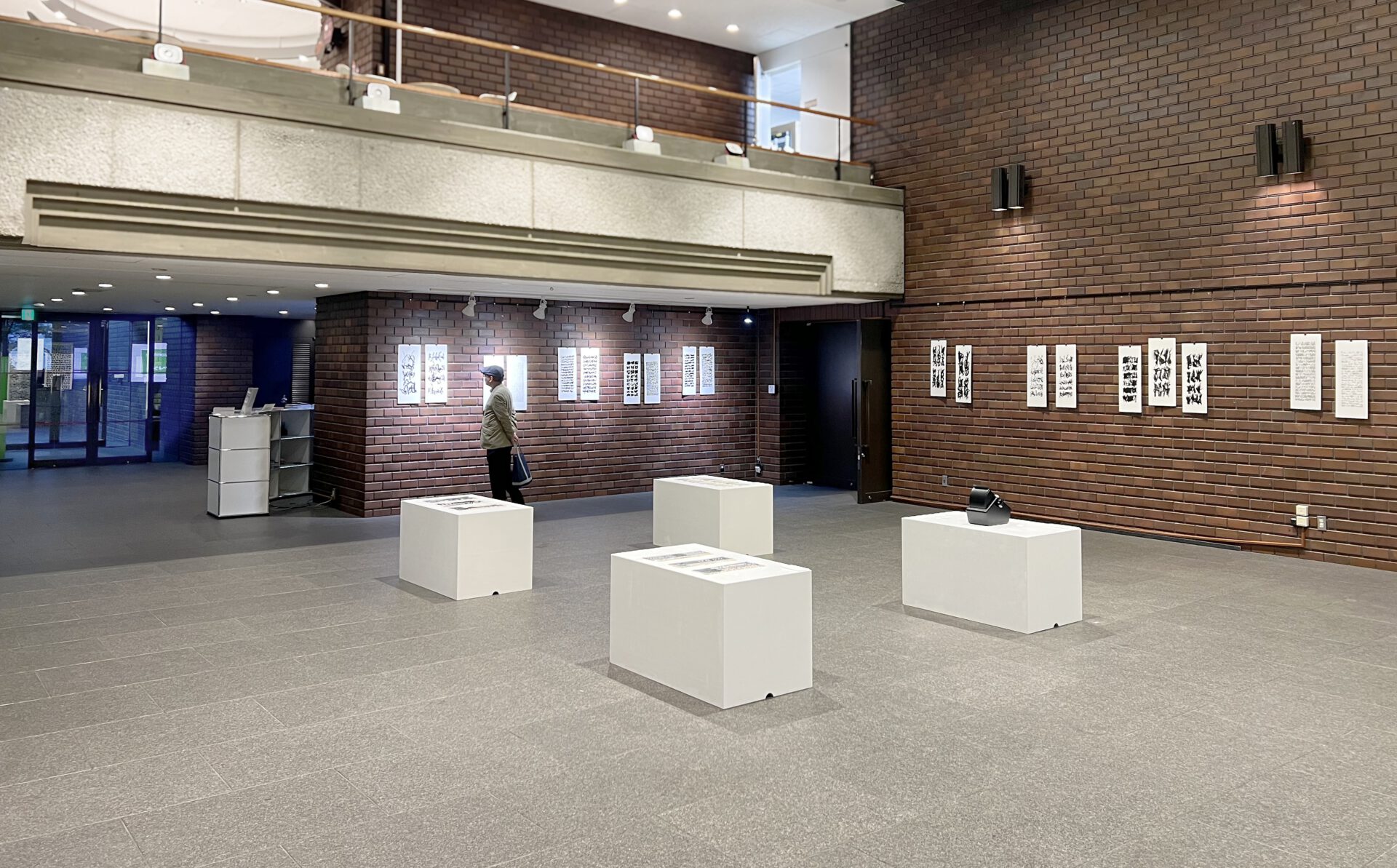 Base on the right: Rotadex steel case with 240 cards; base at the back: 29 small-format notepads approx. 10-12 cm high; base on the left and front with 6 large-format notepads