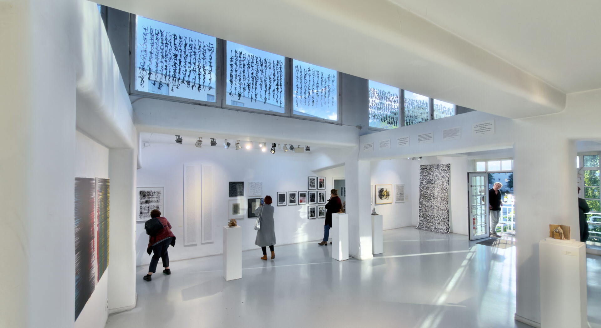 Zeichen Zur Zeit - eine Von Micha Brendel kuratierte Gruppenausstellung,  Kunsthaus Sans Titre, Potsdam, 2025 (Arbeiten von: Frauke Otto-Bartsch, Micha Brendel, Gerhild Ebel, Mona Höhe, Axel Malik, Mikos Meininger, Katja Pudor, Christian Schellenberger, Julius Voigt, Joerg Waehner, Isabel Zuber, Klaus Zylla)