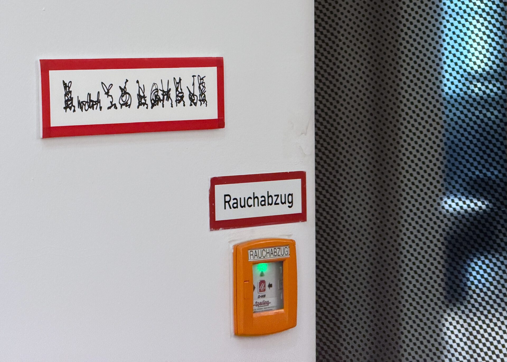 Rotes Warnschild mit Zeichen, 15 x 48 cm, Acryl auf weissem Karton, 2026