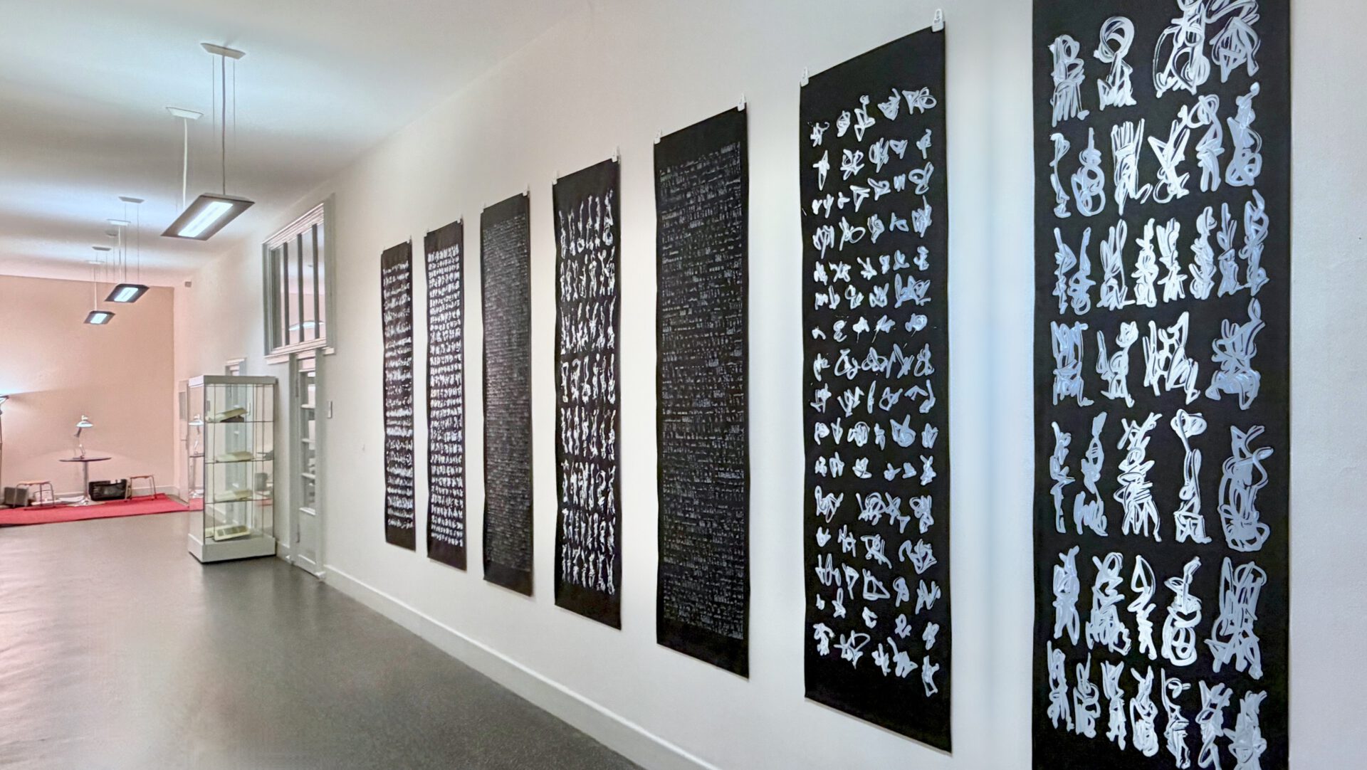 Flur 1. OG mit Schreibplatz, Zeichen-Texte je 230 x 70 cm, Acryl auf Tafelstoff (Blackboard), 2026