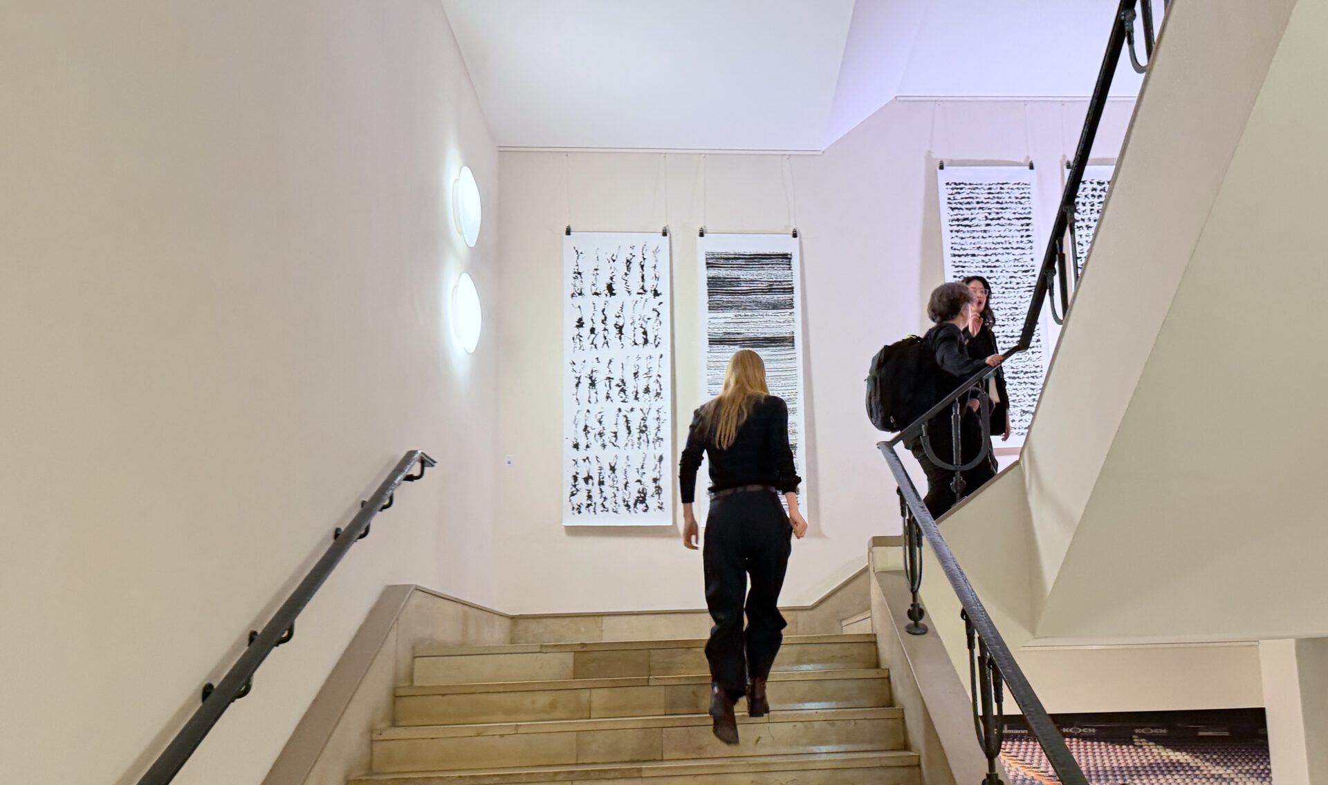 Treppenaufgang mit 4 Arbeiten 220 x 75 cm, Acryl auf Leinwand, 2024